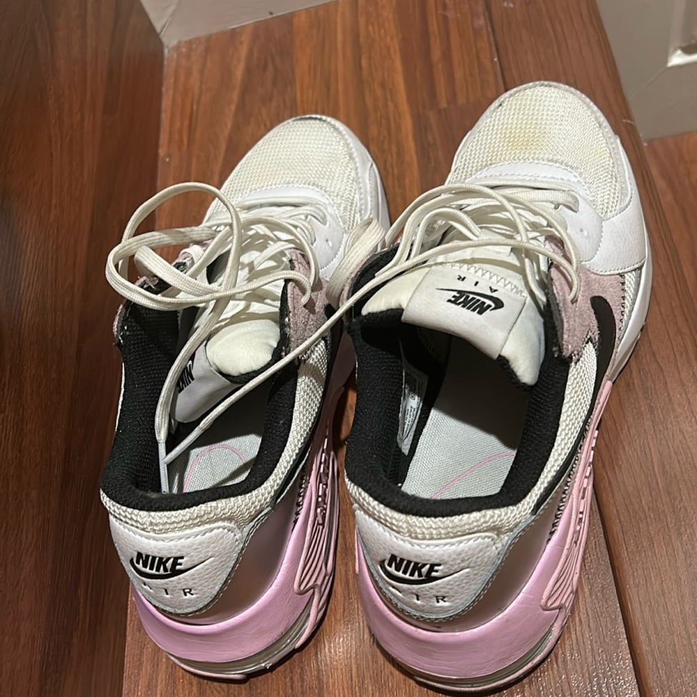 Nike AirMax  hardly wear this 7 1/2 half size worn a few times.